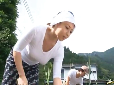 MILF Yumi Kazama Fucks A Guy In The Field In Public