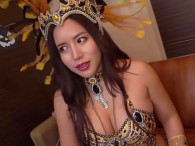 She has super bouncy H-cup tits and a huge ass that is overwhelmingly powerful! She can't resist the pussy that tightens up her pussy, and she gets a lot of cum inside!