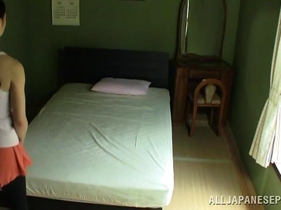 Mature Babe Rubs Her Pussy To An Orgasm While In Bed