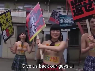 Schoolgirls take charge in the future of Japan Subtitles